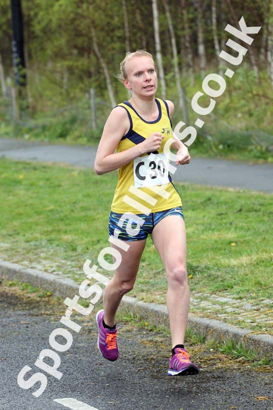 Senior womens relay, Elswick Good Friday Road Races. Photo: David T. Hewitson/Sports for All Pics